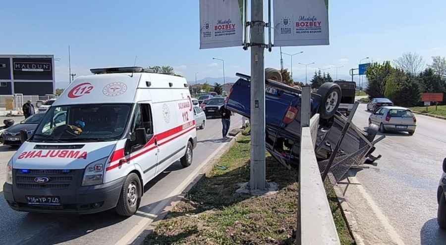 Bursa'da kamyonet takla attı!