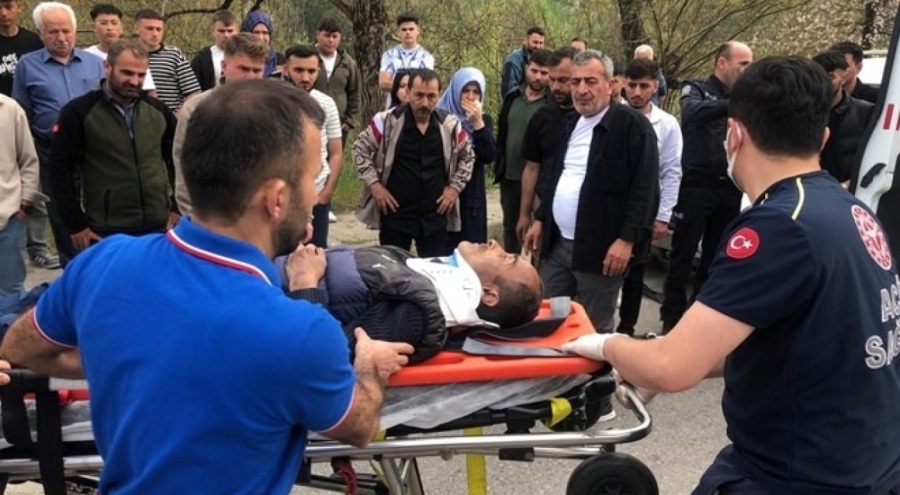 Hafif ticari araçla çarpışan motosiklet sürücüsü yaşamını yitirdi