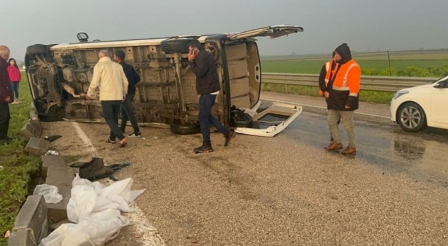Minibüs devrildi! 1'i ağır 5 kişi yaralı
