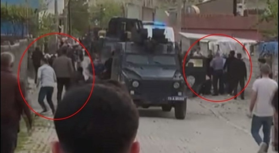 Yaralananlara müdahale eden sağlıkçılara taşlı saldırı: 7 yaralı