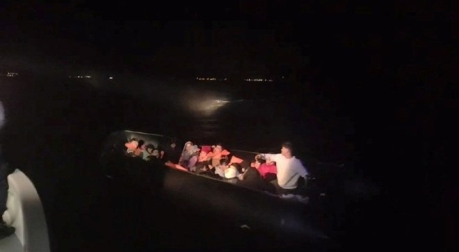 İzmir açıklarında 58 kaçak göçmen yakalandı