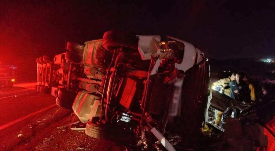 Devrilen tırın sürücüsü can verdi