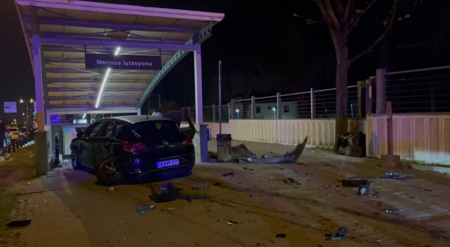 Bursa'da iki otomobil çarpıştı