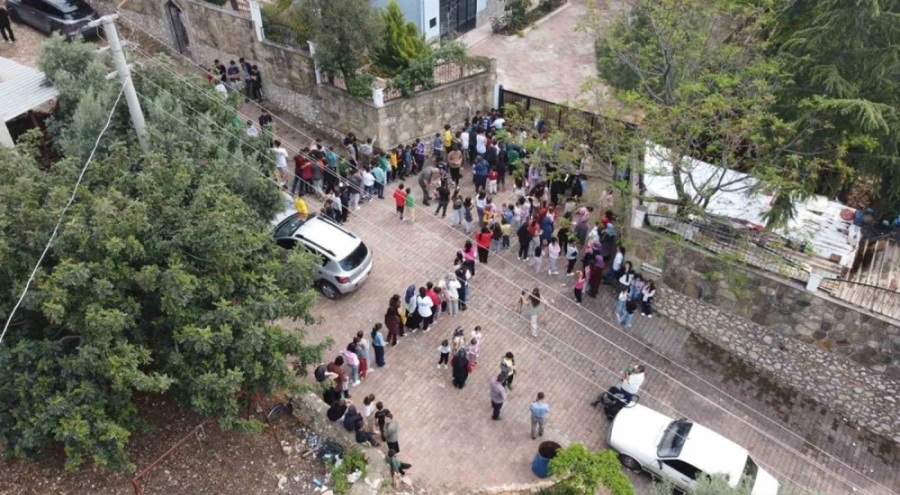 Bayram harçlığı dağıtan çiftin evinin önünde kuyruk oluştu