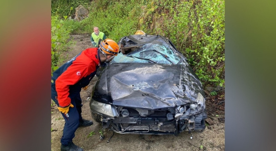 Otomobil şarampole yuvarlandı!