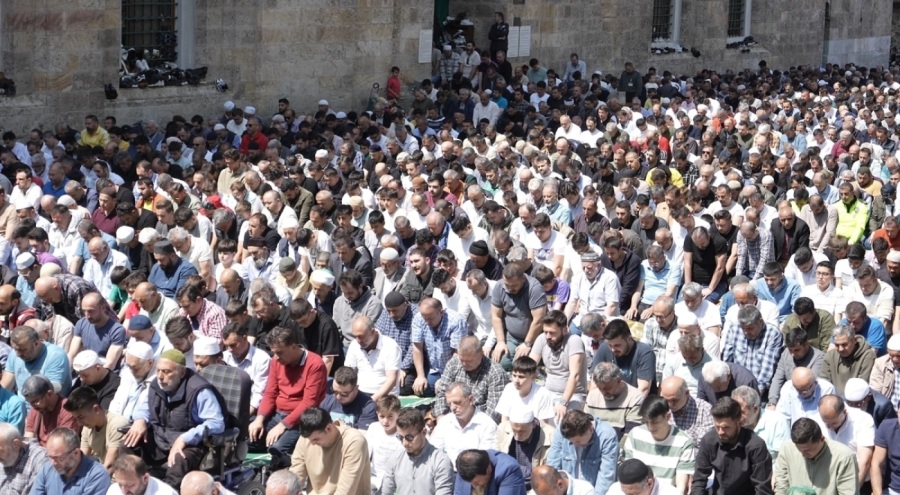 Bursa'da cuma namazında tarihi camiler doldu taştı
