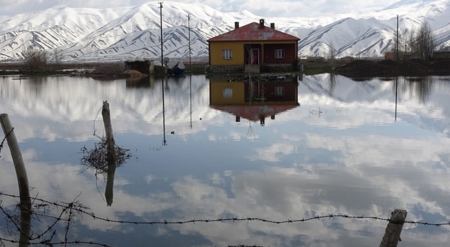 Hakkari'de evler su altında kaldı!