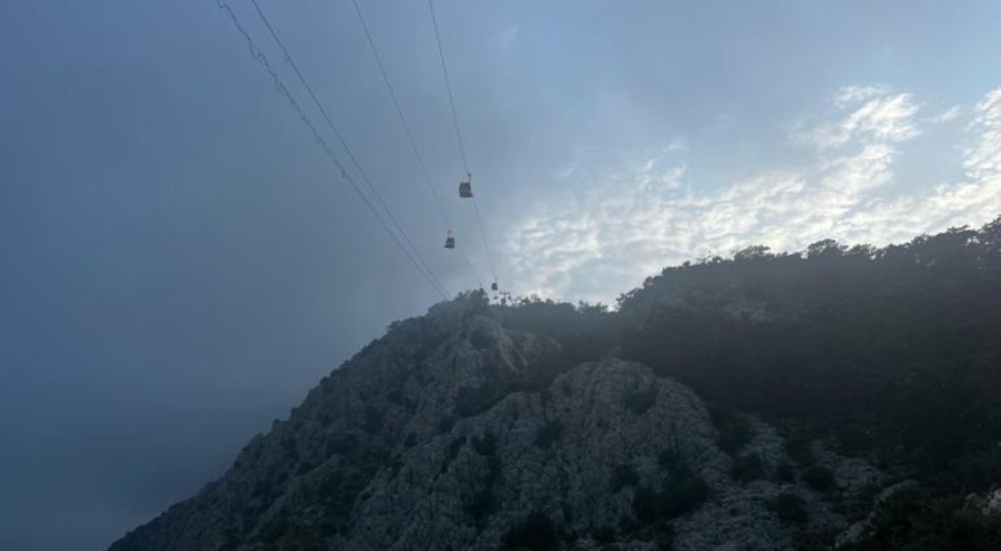 Teleferik kabinlerinden biri düştü: Ölü ve yaralılar var