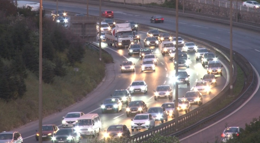 TEM Otoyolu'nun Kocaeli geçişine bayram trafiği yoğunluğu