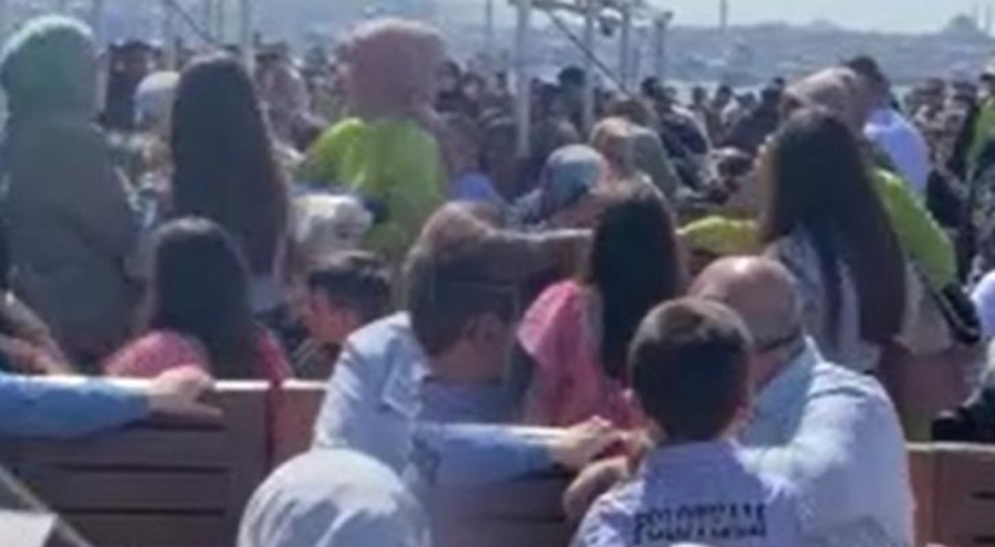 Vapurda yolcular arasında biber gazlı kavga çıktı!