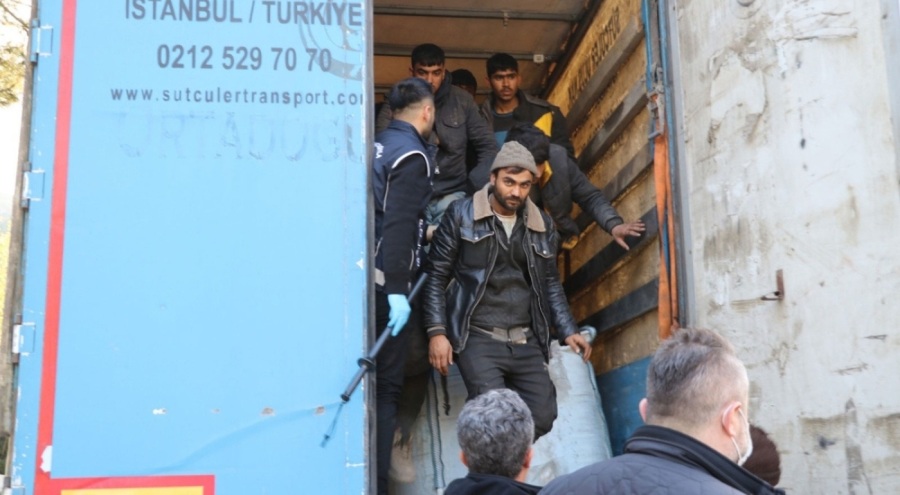 Bakır yüklü tır dorsesinden 64 kaçak göçmen çıktı