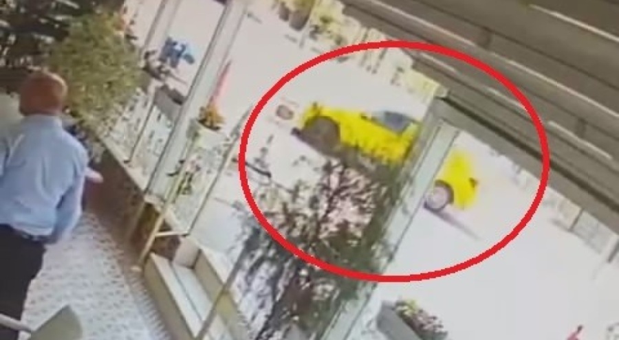 Bursa'da motosikletli yanlış yerden dönen taksiye çarparak takla attı