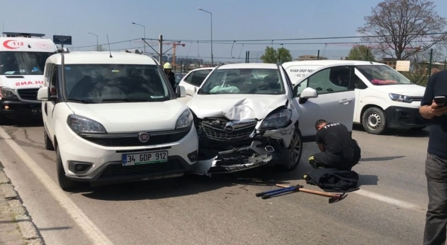 Bursa'da bilincini kaybeden sürücü 3 otomobile çarptı