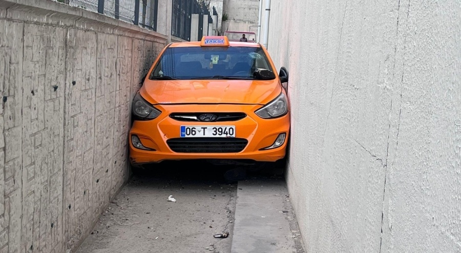 Alkollü taksici polisten kaçarken iki duvar arasına sıkıştı