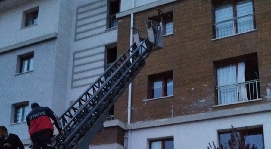 Sevgilisine ve ailesine kızdığı için apartman koridorlarını ateşe verdi!