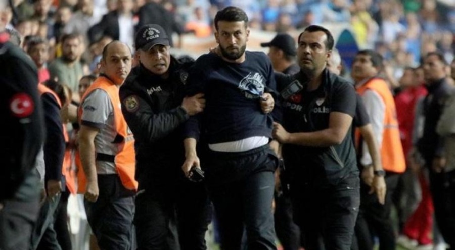 Adana Demirspor - Kayserispor maçı sonrası gerginlik! Taraftar sahaya girdi