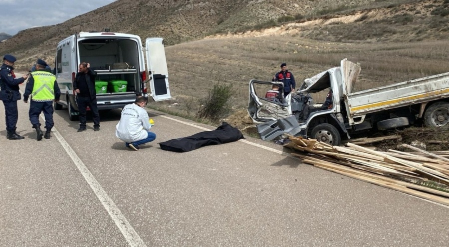 Kamyonet devrildi! 1 ölü, 2 yaralı
