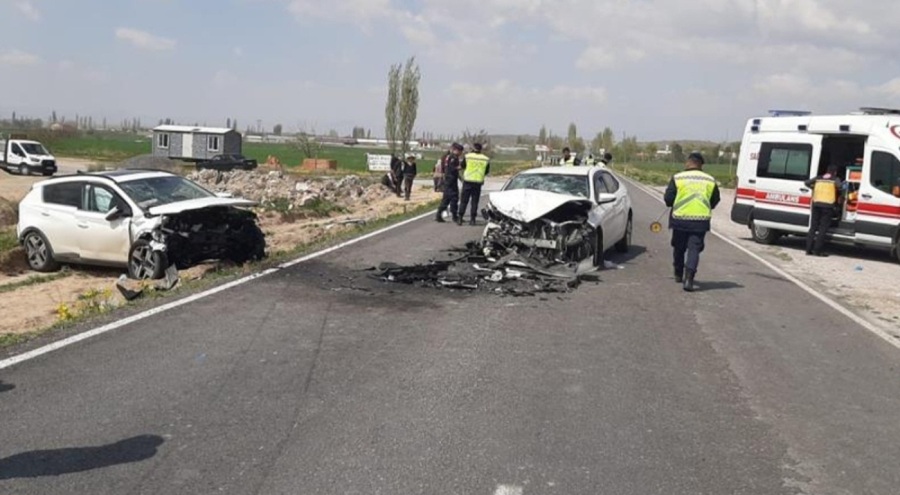 Otomobiller kafa kafaya çarpıştı! Çok sayıda yaralı