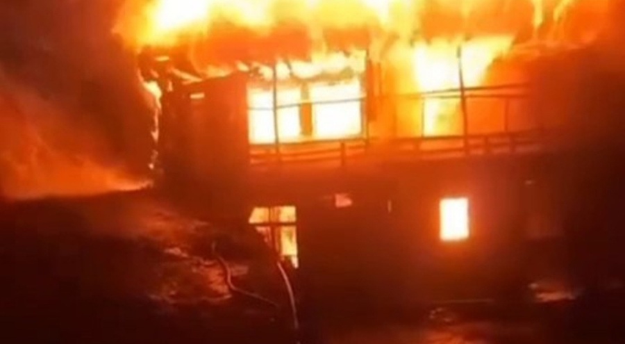 2 katlı ahşap ev yangında kül oldu