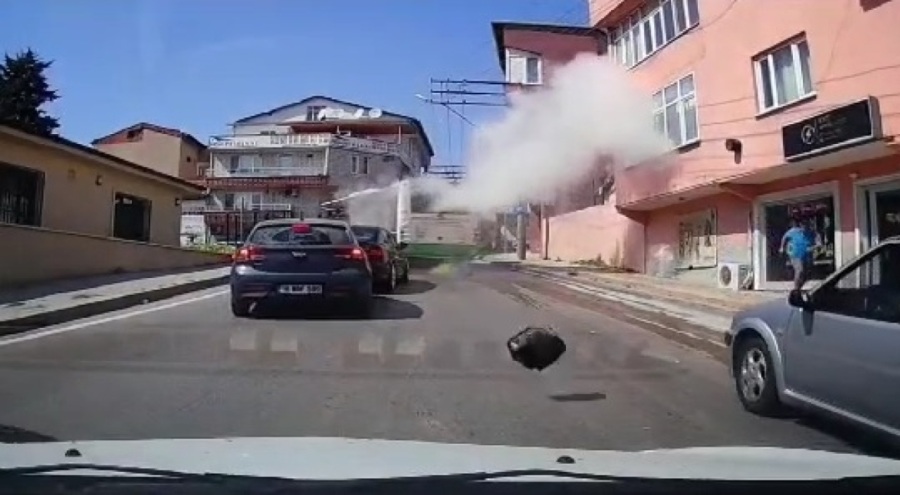 Bursa'da otobüsün su borusu bomba gibi patladı