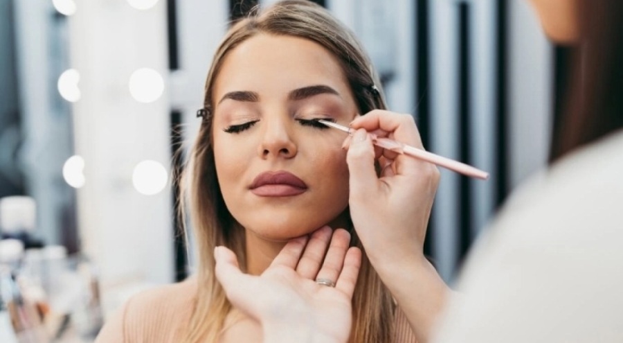 Uzmanından "makyaj" uyarısı: Cilt bariyeri 18'li yaşlarda çöküyor