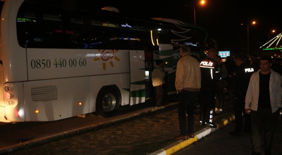 Kırık soda şişesi ile yolcu otobüsünü rehin aldı