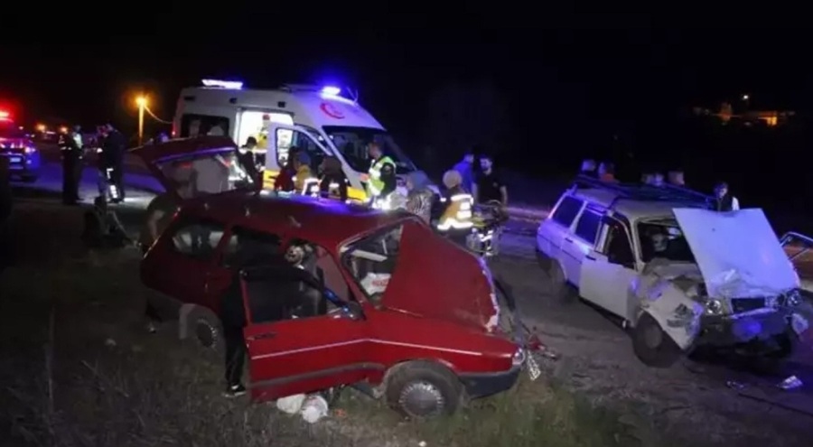 İki otomobil kafa kafaya çarpıştı: 8 yaralı