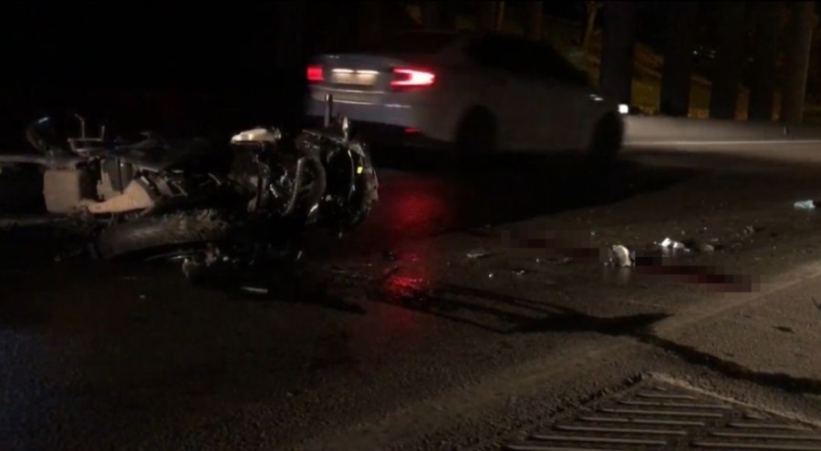 Bursa'da 27 yaşındaki motosikletli ekskavatöre çarpıp ağır yaralandı