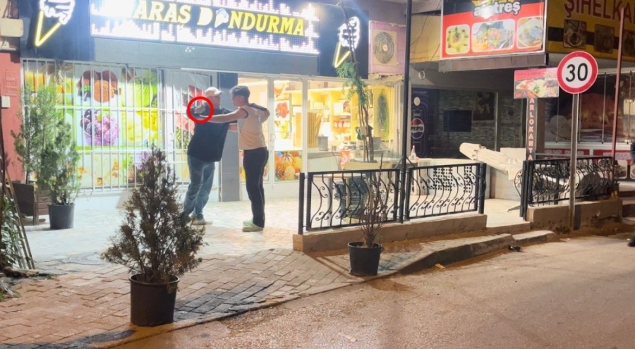 Bursa'da tartıştığı babasının evden kovduğu genç, kardeşini bıçakla rehin aldı
