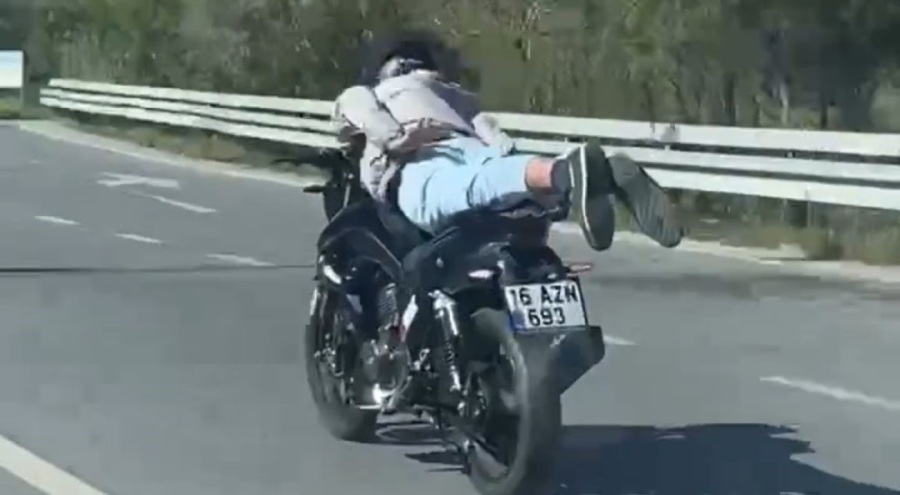 Bursa'da tehlikeli yolculuk! Biri yattı diğeri bacak bacak üstüne attı