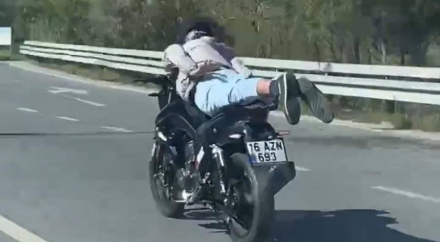 Bursa'da motosikleti yatarak kullanan sürücüye ceza kesildi