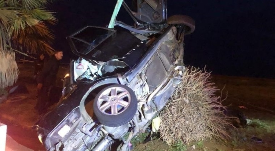 Araç palmiyeye çarptı: 2 ölü, 3 yaralı