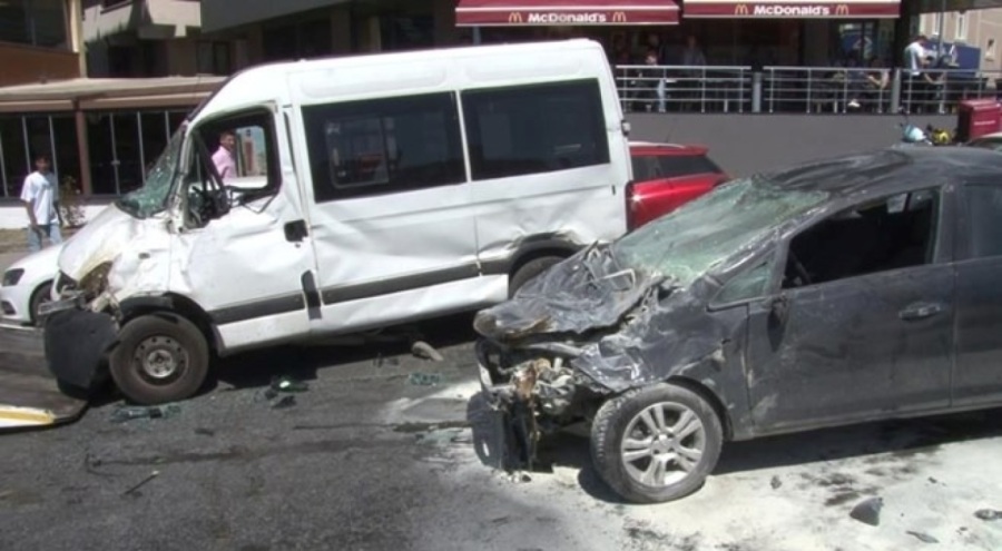 Servis aracı ile otomobil kafa kafaya çarpıştı!