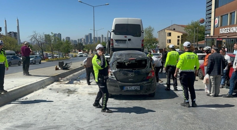 Otomobil refüjü aştı! Yaralılar var