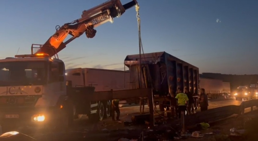 Tır karşı şeride geçerek devrildi