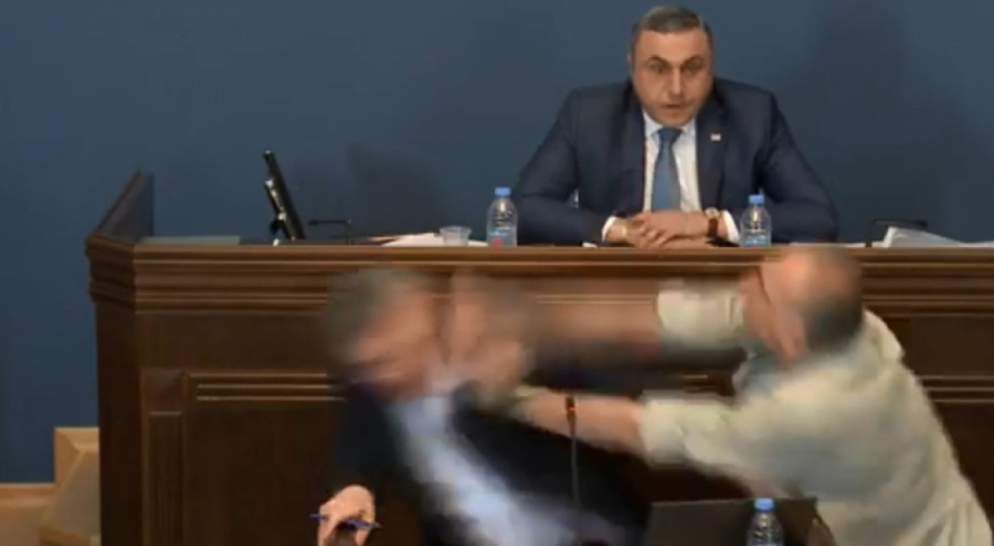 Gürcistan Parlamentosu'nda yumruklar havada uçuştu