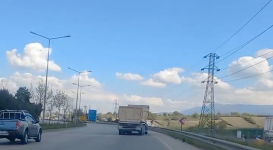 Bursa'da aksı yamuk tır hayrete düşürdü