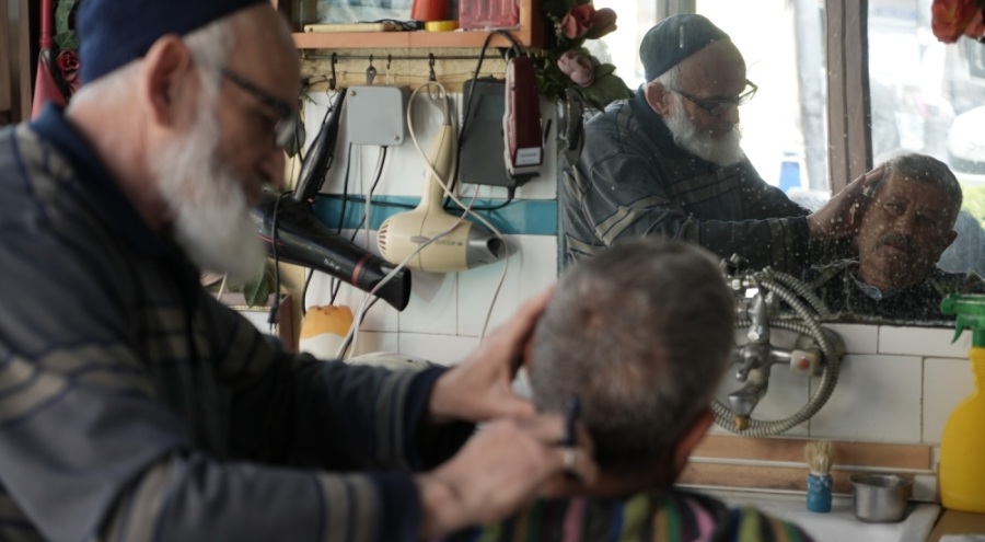 Bursa'da 100 yıllık berber dükkanında bir ömrünü mesleğine adadı