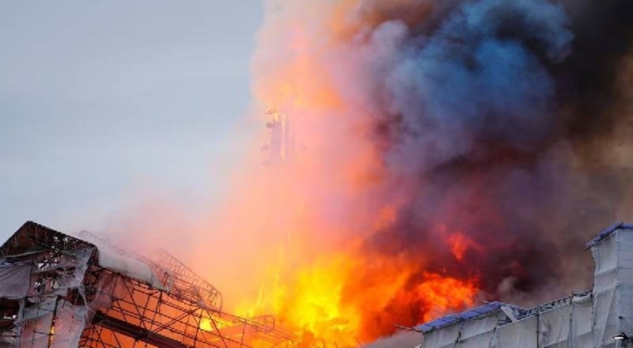 Kopenhag'ın tarihi borsası alevler içinde kaldı