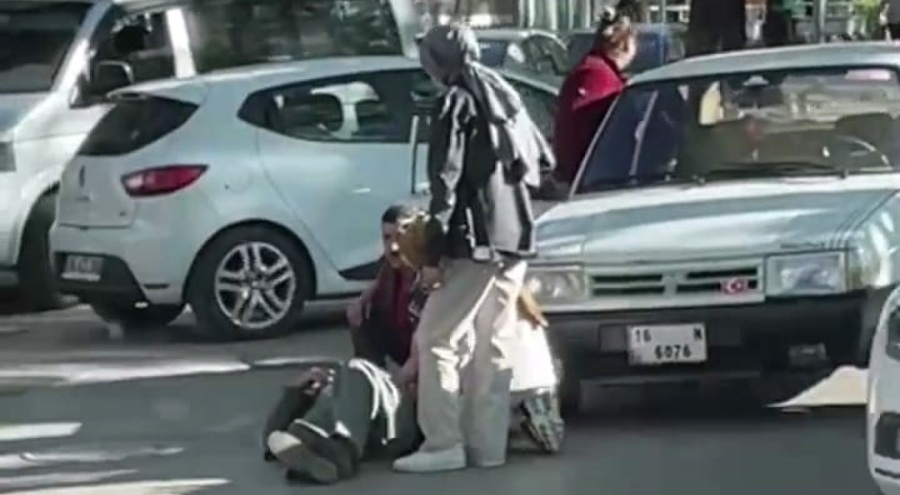 Bursa'da karşıya geçmek isteyen yaşlı adama otomobil çarptı