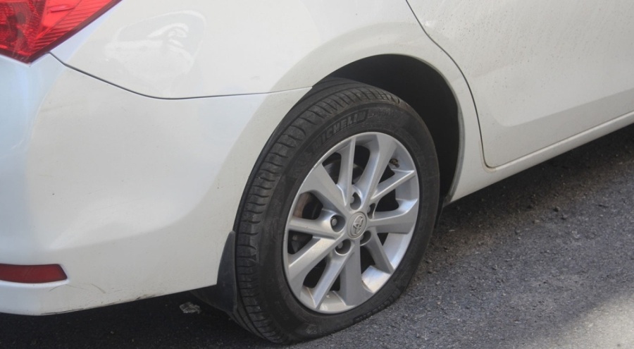 Park halindeki araçların lastiklerini kestiler