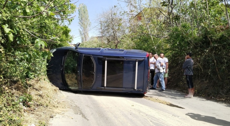 Otomobil, yokuş aşağı kayarak takla attı
