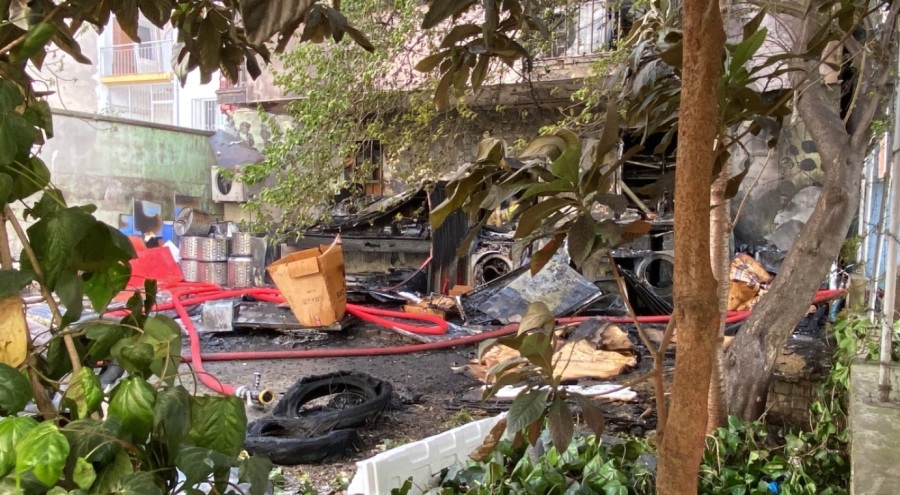 8 katlı binanın arka tarafında bulunan bahçede yangın çıktı