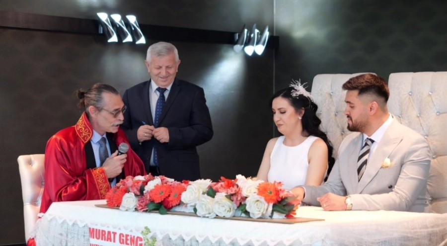 Etimesgut Belediye Başkanı Erdal Beşikçioğlu ilk nikahını kıydı