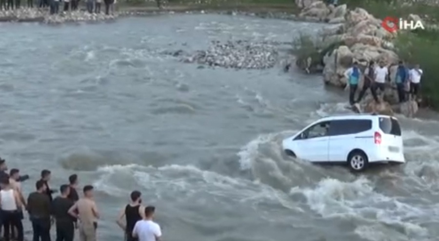 Çaya uçan araç kayalıklarda asılı kaldı: Ekipler seferber oldu