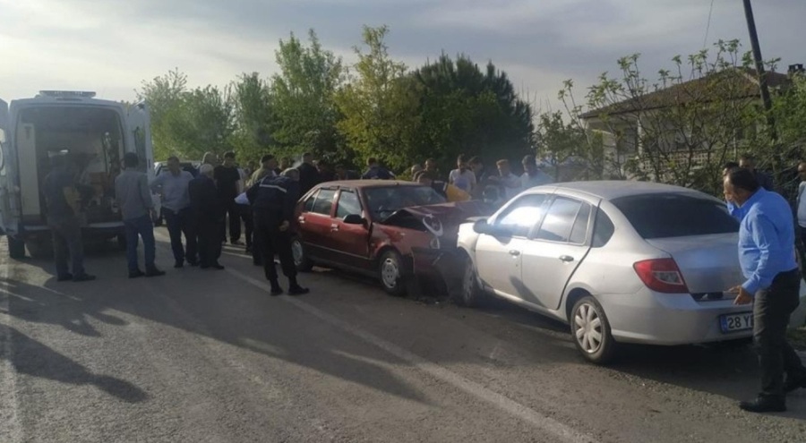 İki otomobil kafa kafaya çarpıştı