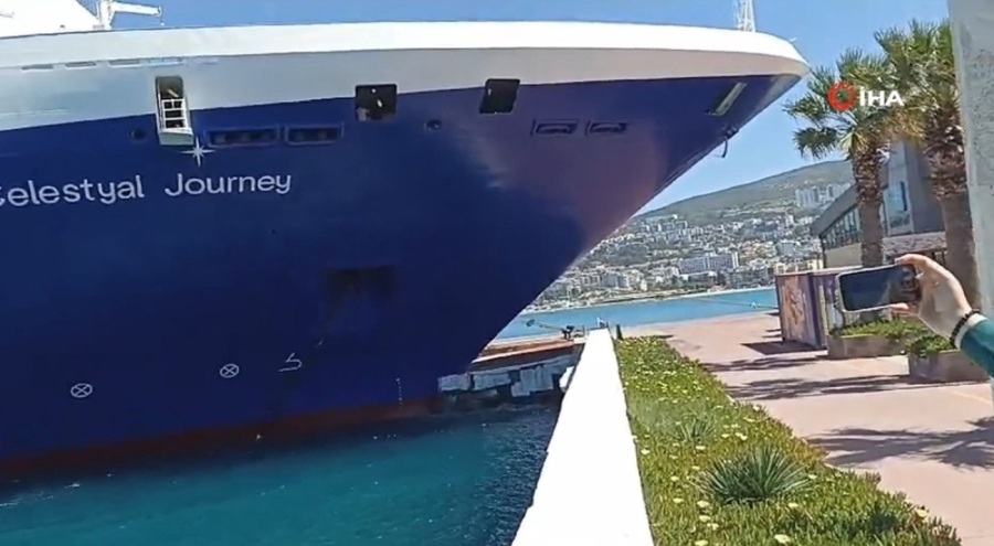 Dev gemi karaya çarptı