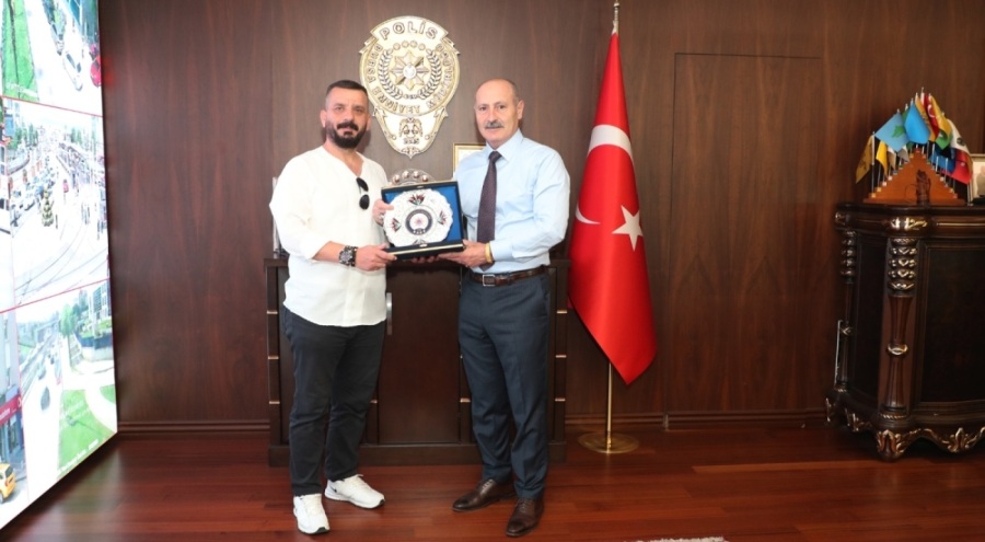 Bursa'da polisten kaçan şüpheliyi etkisiz hale getiren esnafa, emniyet müdüründen plaket
