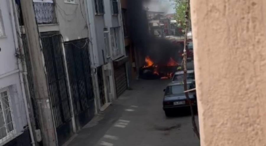 Bursa'da otomobil sokak ortasında alev topuna döndü