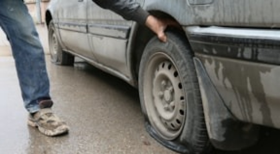 Park halindeki araçların lastiğini kesen zanlı yakalandı